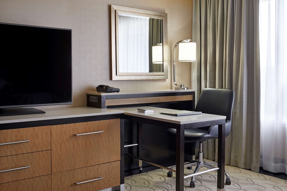 Hilton Toronto 66/75