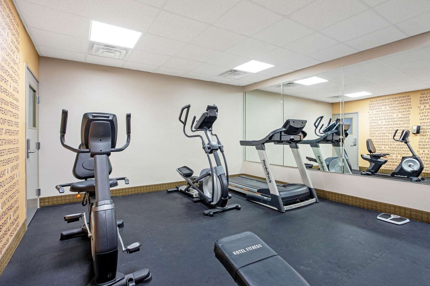La Quinta Inn & Suites by Wyndham Fairfield TX 32/58