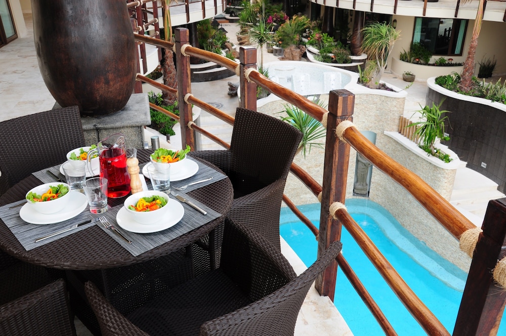 El Taj Oceanfront & Beachside Condo Hotel 61/74
