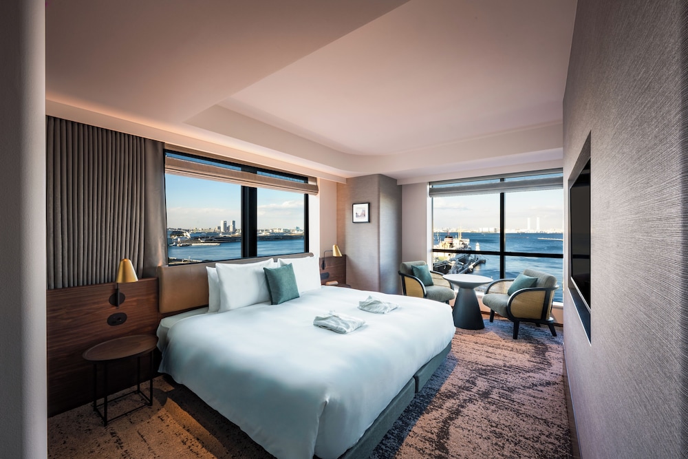 DELUXE, KING BED, HIGH FLOOR, CORNER