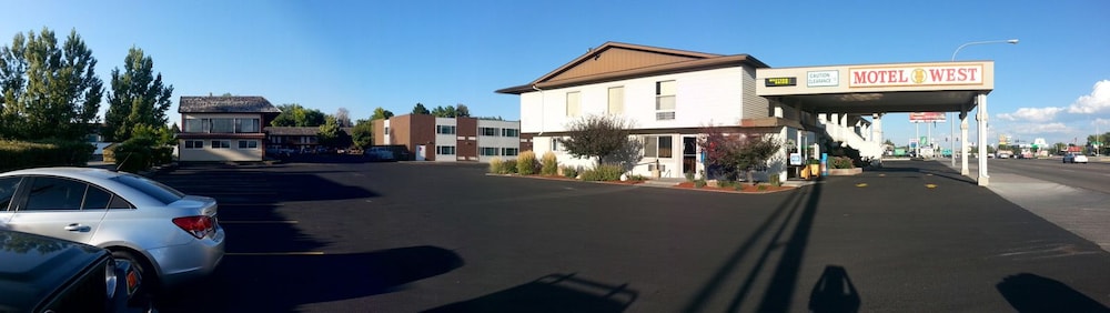 Motel West 52/58