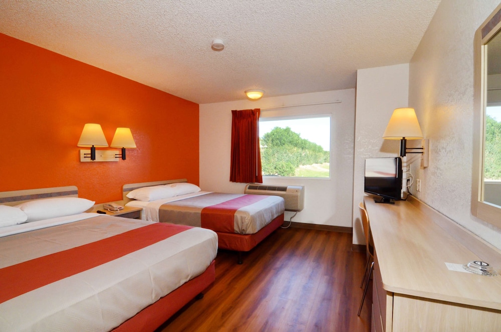 Motel6 North Palm Springs, CA - North 16/45