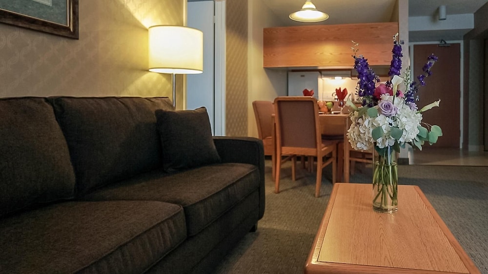 Cartier Place Suite Hotel 45/64