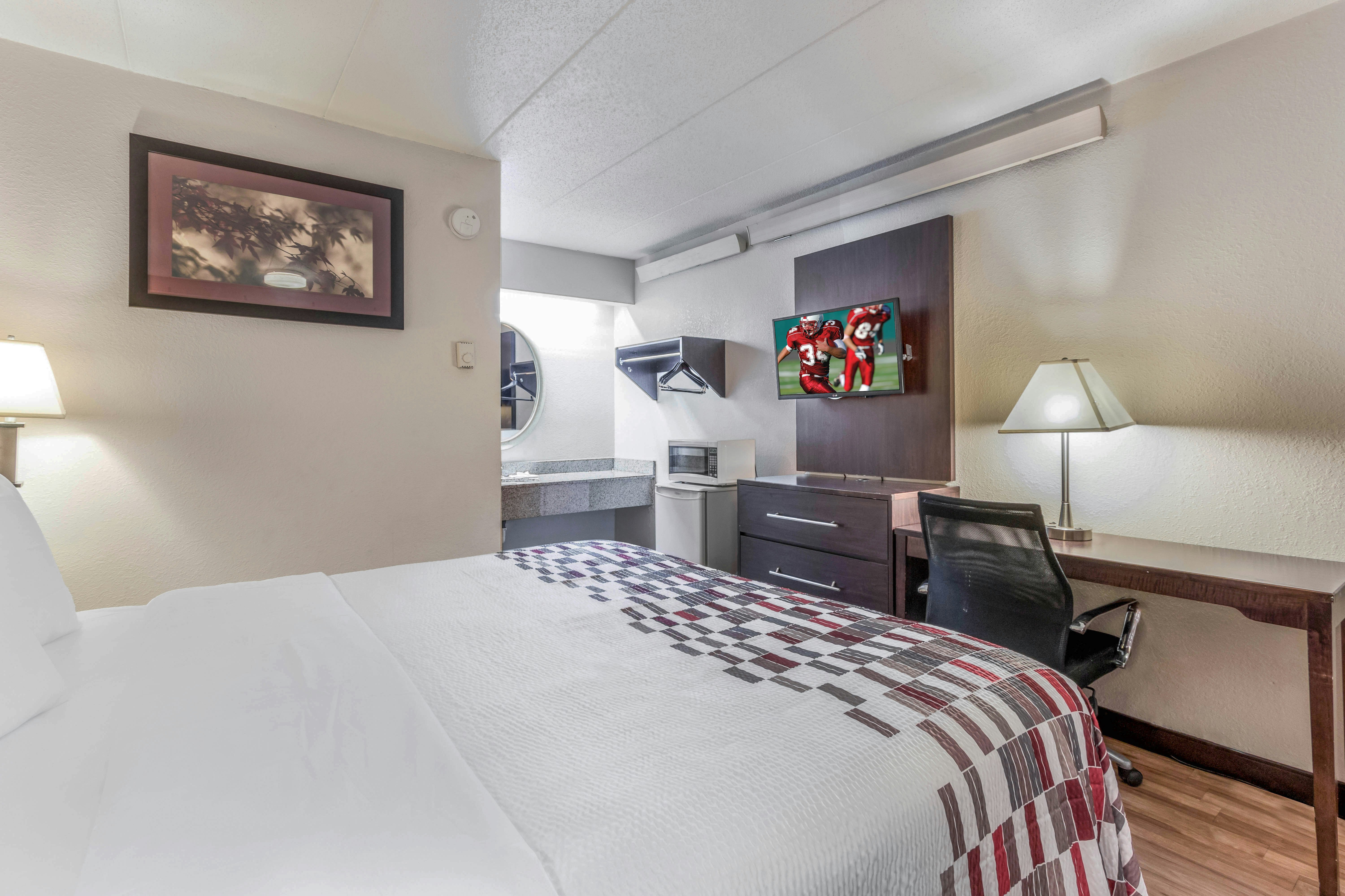 غرفة ديلوكس بسرير كينج، Red Roof Inn Columbia Mo 3/4