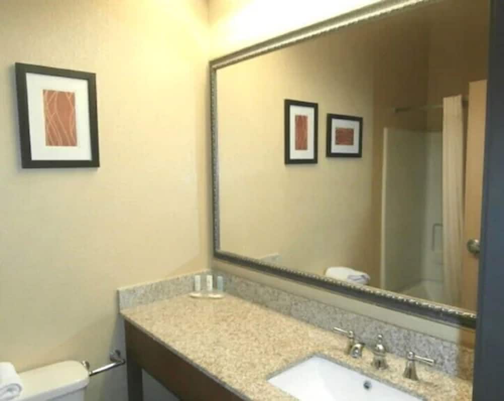 Quality Inn & Suites Bethany 12/19