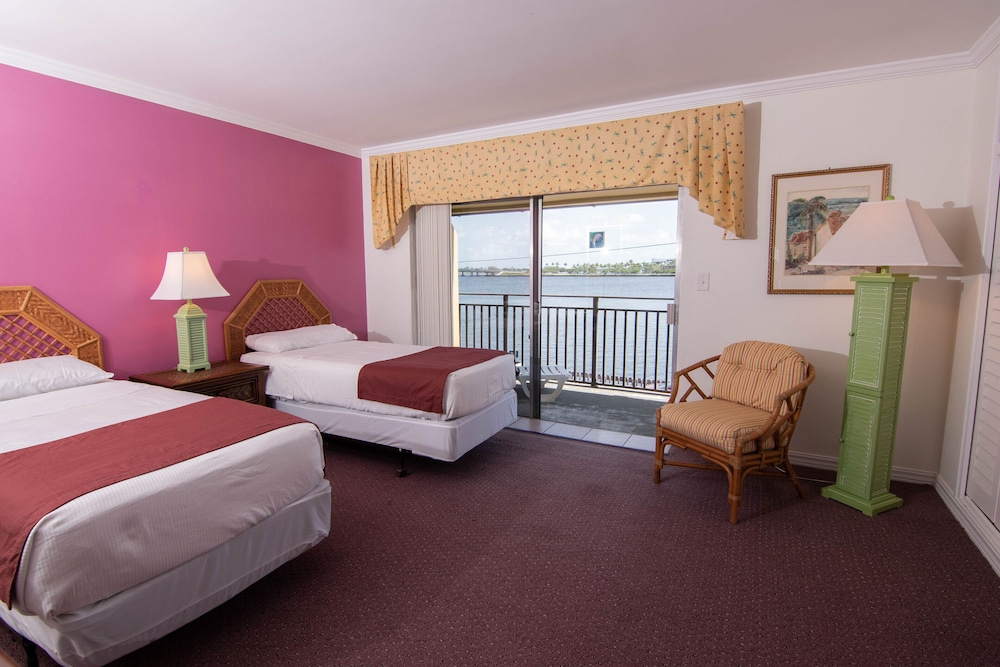 PALM BEACH WATERFRONT SUITES 19/67