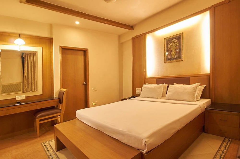 HOTEL ROOPA 10/63