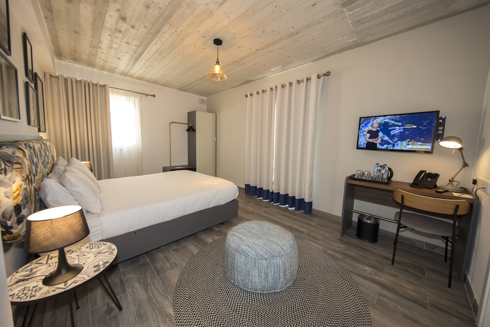 DELUXE, DOUBLE OR TWIN BED