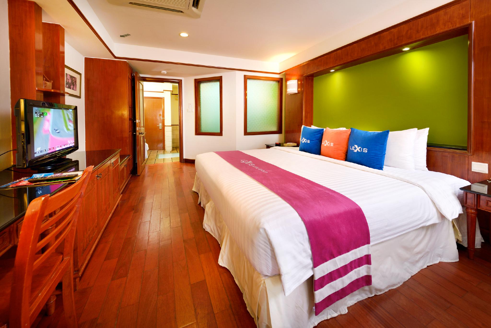 Upper, Water, Deluxe, Chalet, King Bed, Sofa