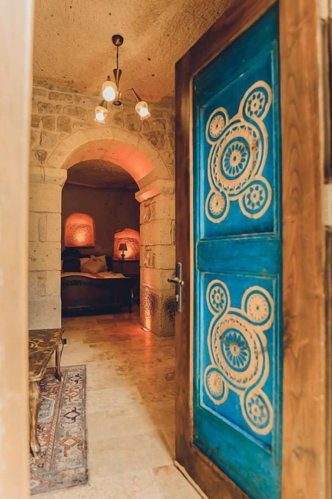Serenus Cave Suites 8/50