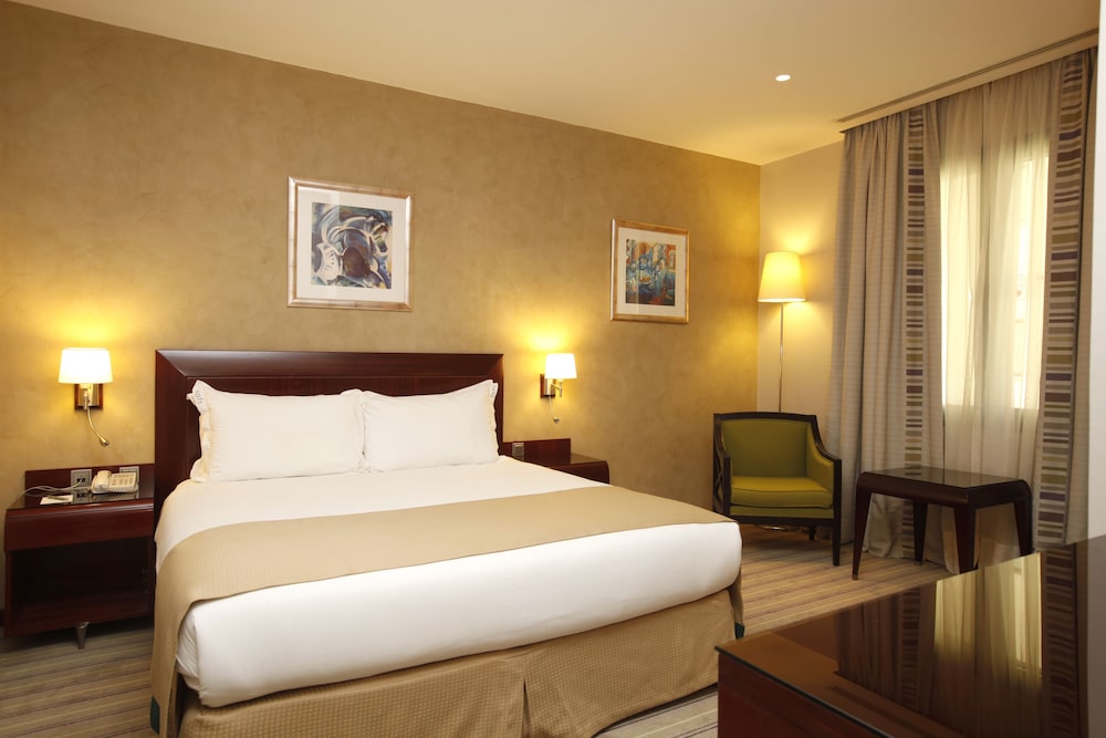 Standard, King Bed, City View, Smoking, Holiday Inn Olaya 3/9