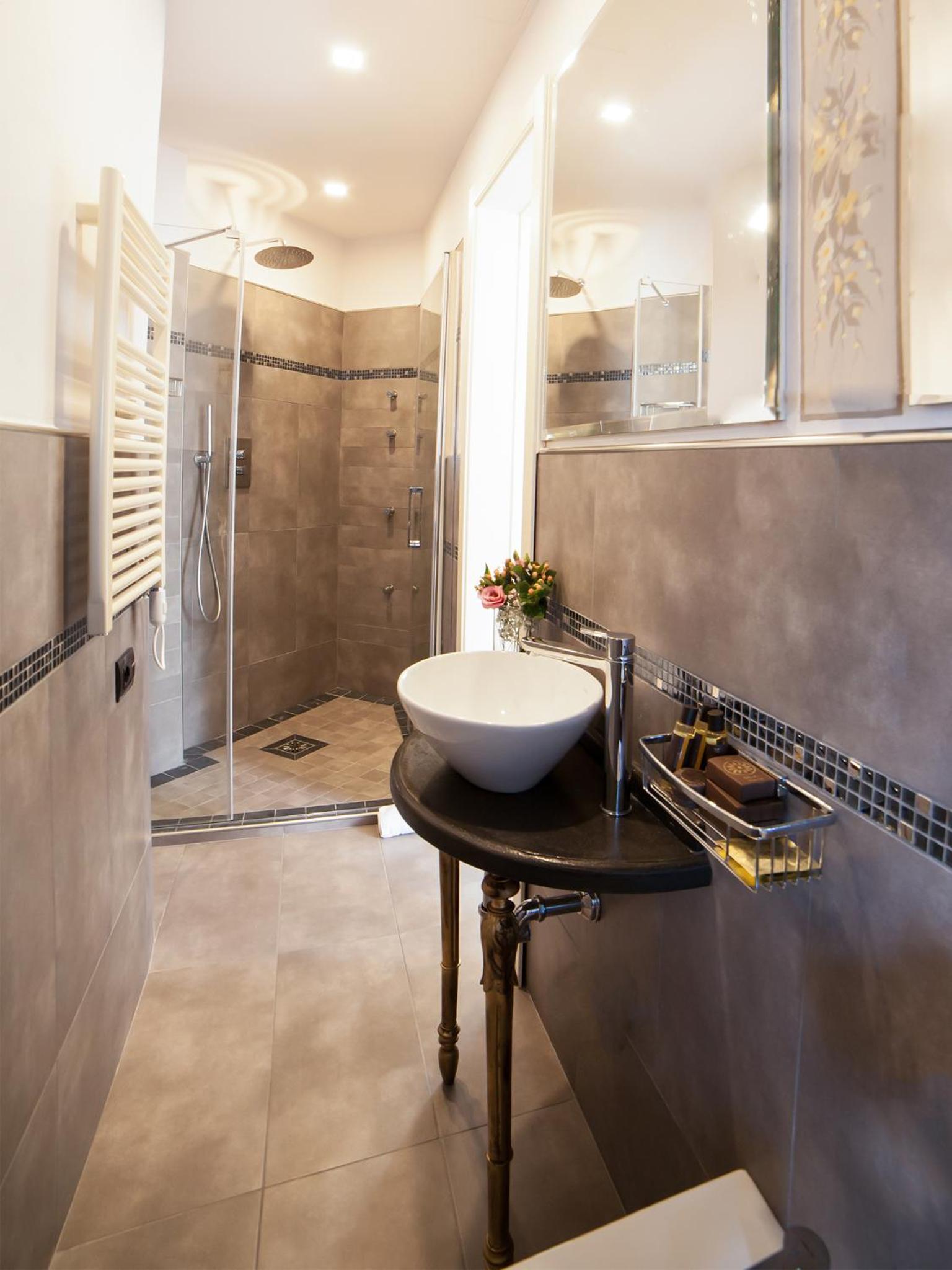 جناح جونيور، Hotel Sant'andrea 6/8