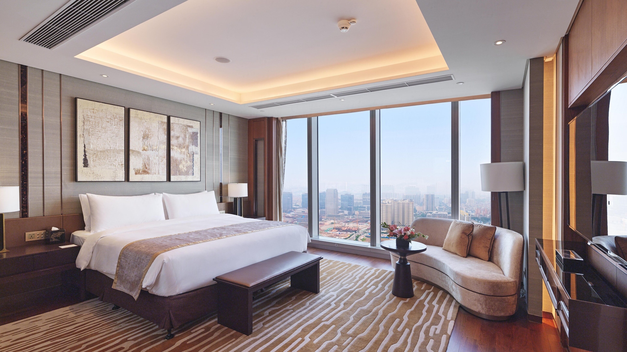 Club Intercontinental, Classic, King Bed, Canton Tower View
