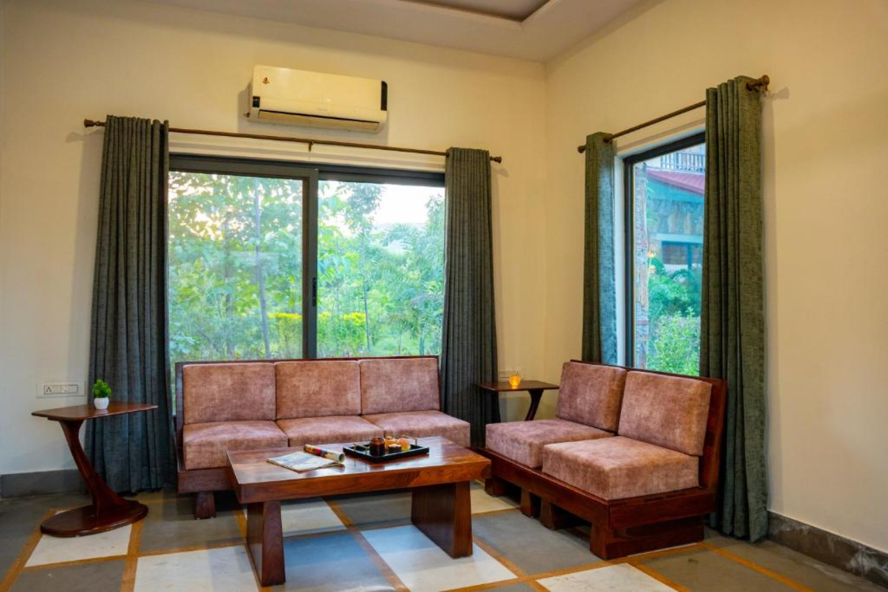 ELIVAAS Raas Stays 4 BHK Retreat with Pvt Pool & Scenic Aravali Views 7/17