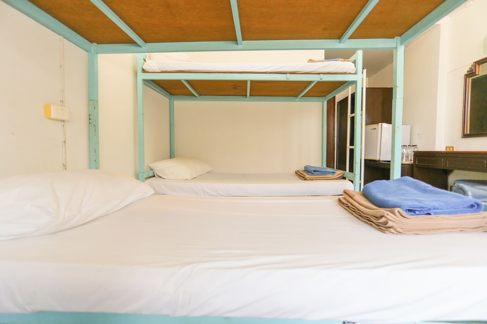 MIXED DORM, 4 BUNK BEDS