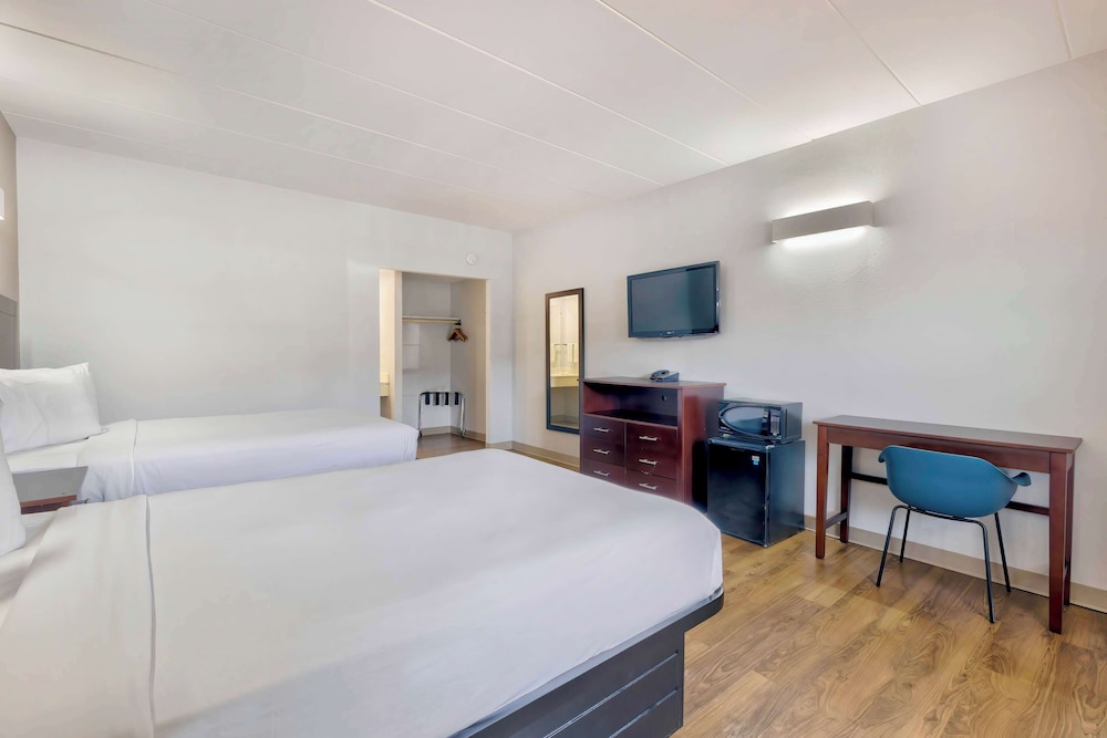 Room at Motel6 Falls Church, VA - Arlington Boulevard, FALLS CHURCH - VA