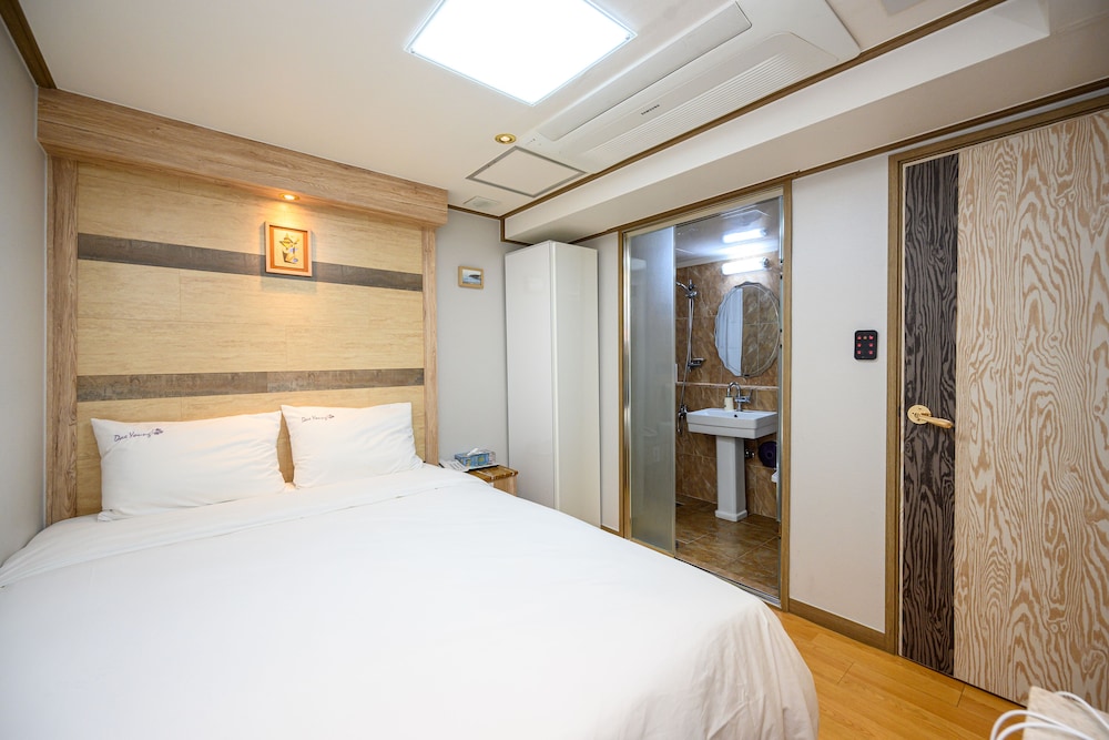ECONOMY, BASEMENT, DOUBLE BED, NO WINDOW