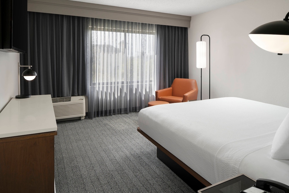 Courtyard By Marriott Butler Boulevard 10/43