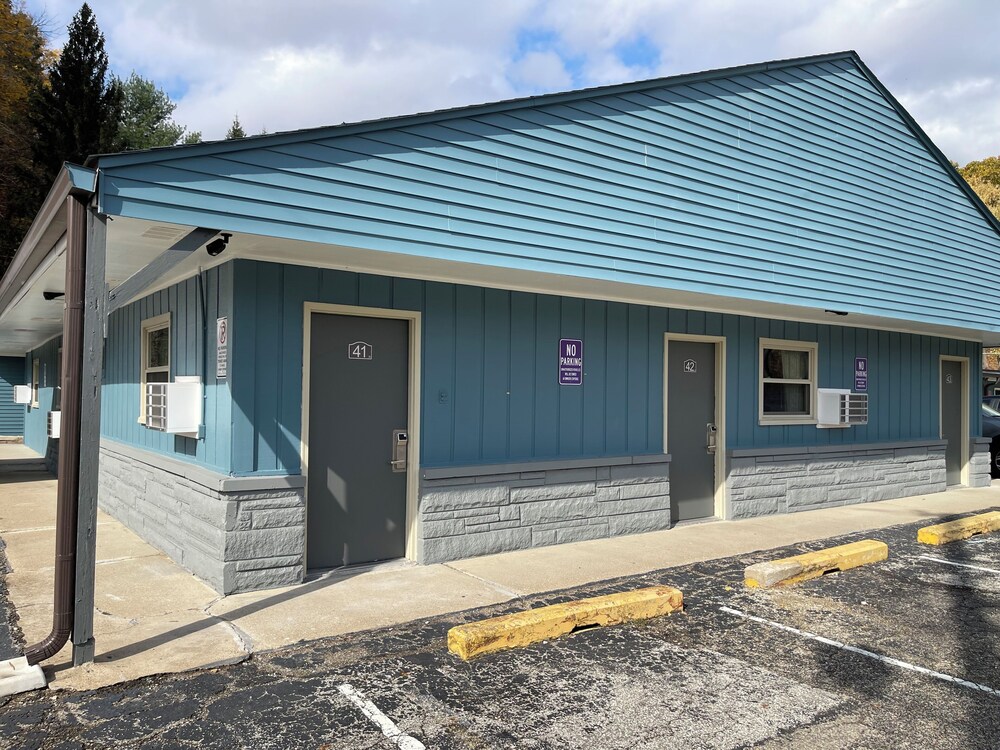 Royal Motel 23/25