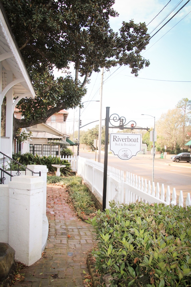 Riverboat Bed & Breakfast 39/43