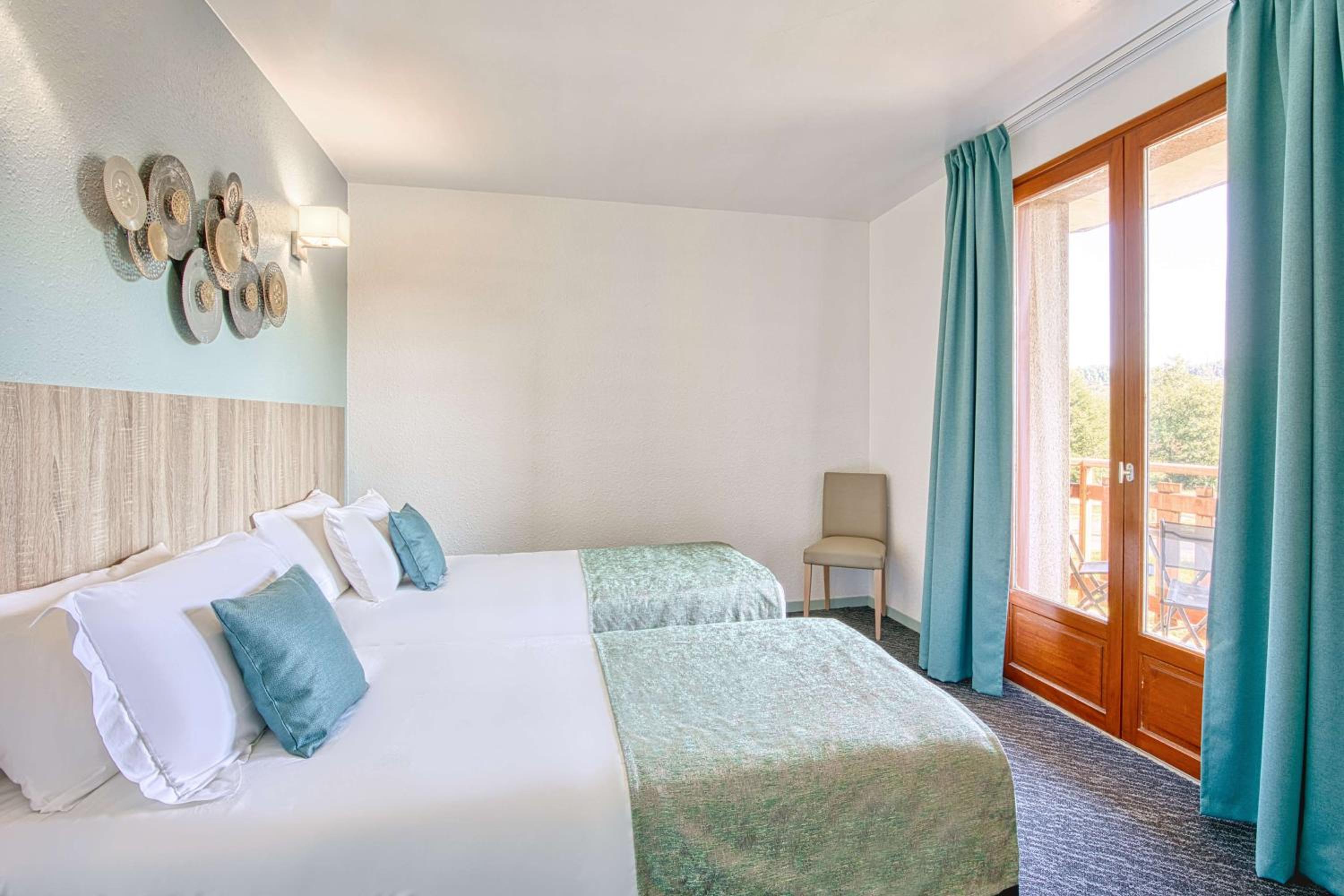 Classic, Twin Beds, Street View