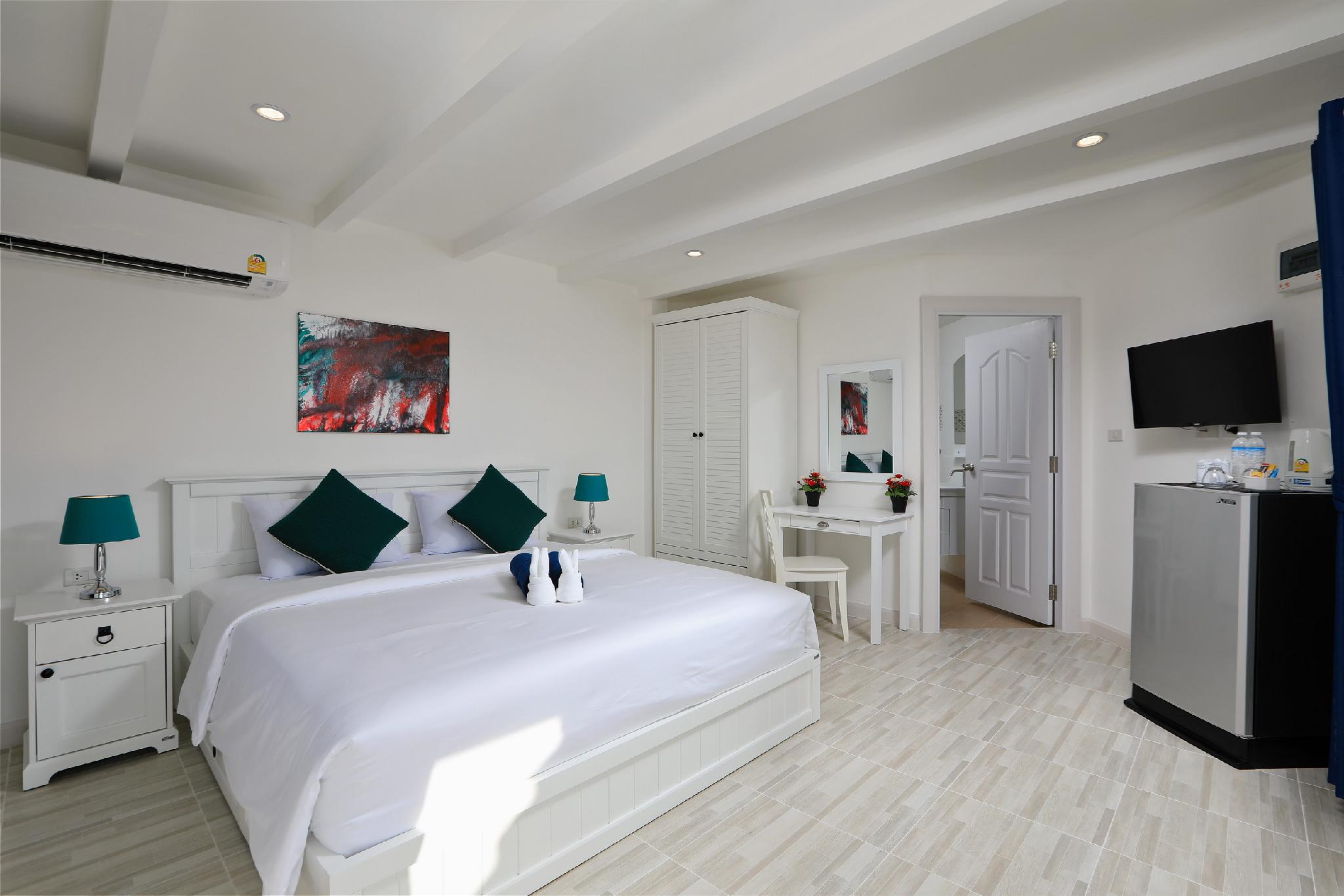 DELUXE, KING BED