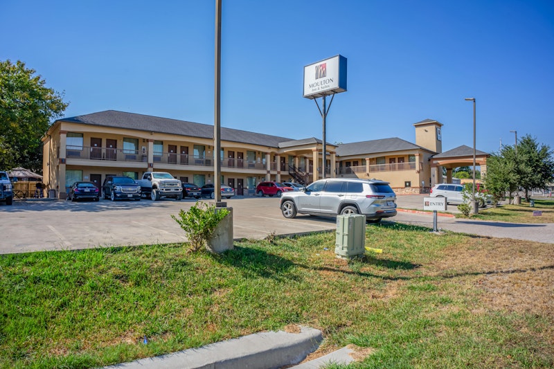 Moulton Inn & Suites By OYO Near Shiner TX 29/29