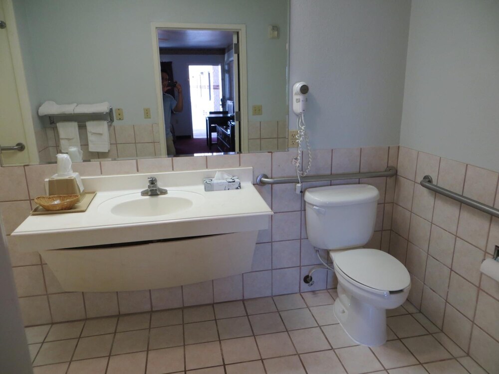 The Executive Inn Suites 28/67