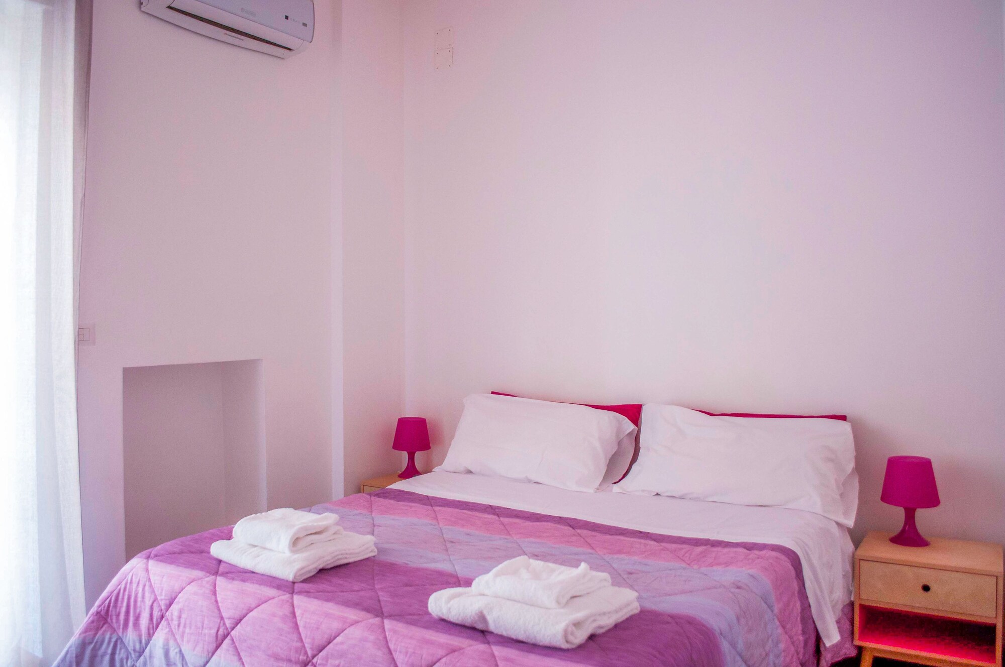 ROOM, DOUBLE OR TWIN BED