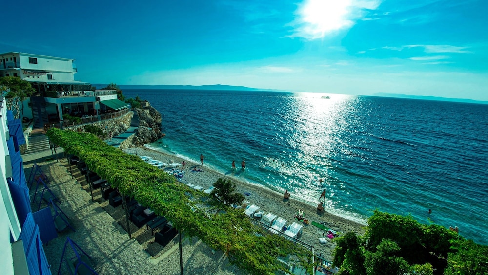 Beach Hotel Croatia 35/50