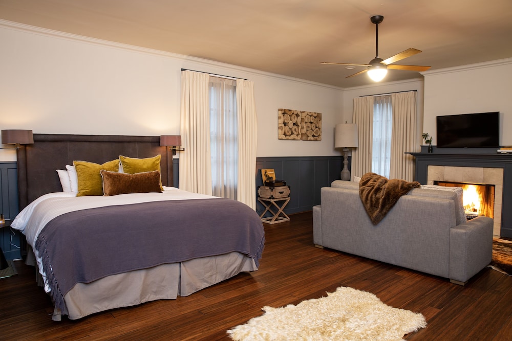 Casita, King Bed, Sofa