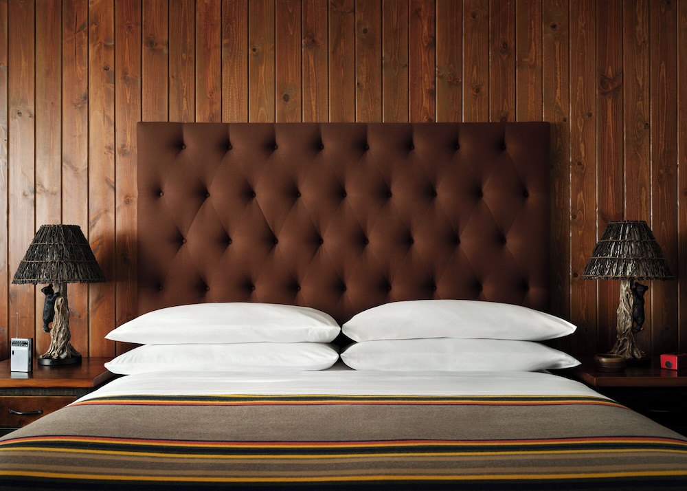 Field & Stream Lodge Bozeman 24/53