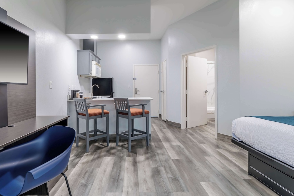 Studio6 Suites Brenham, TX 23/47