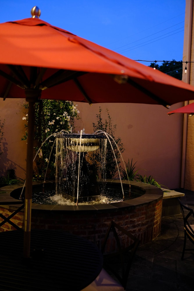 Royal Frenchmen Hotel And Bar 70/72