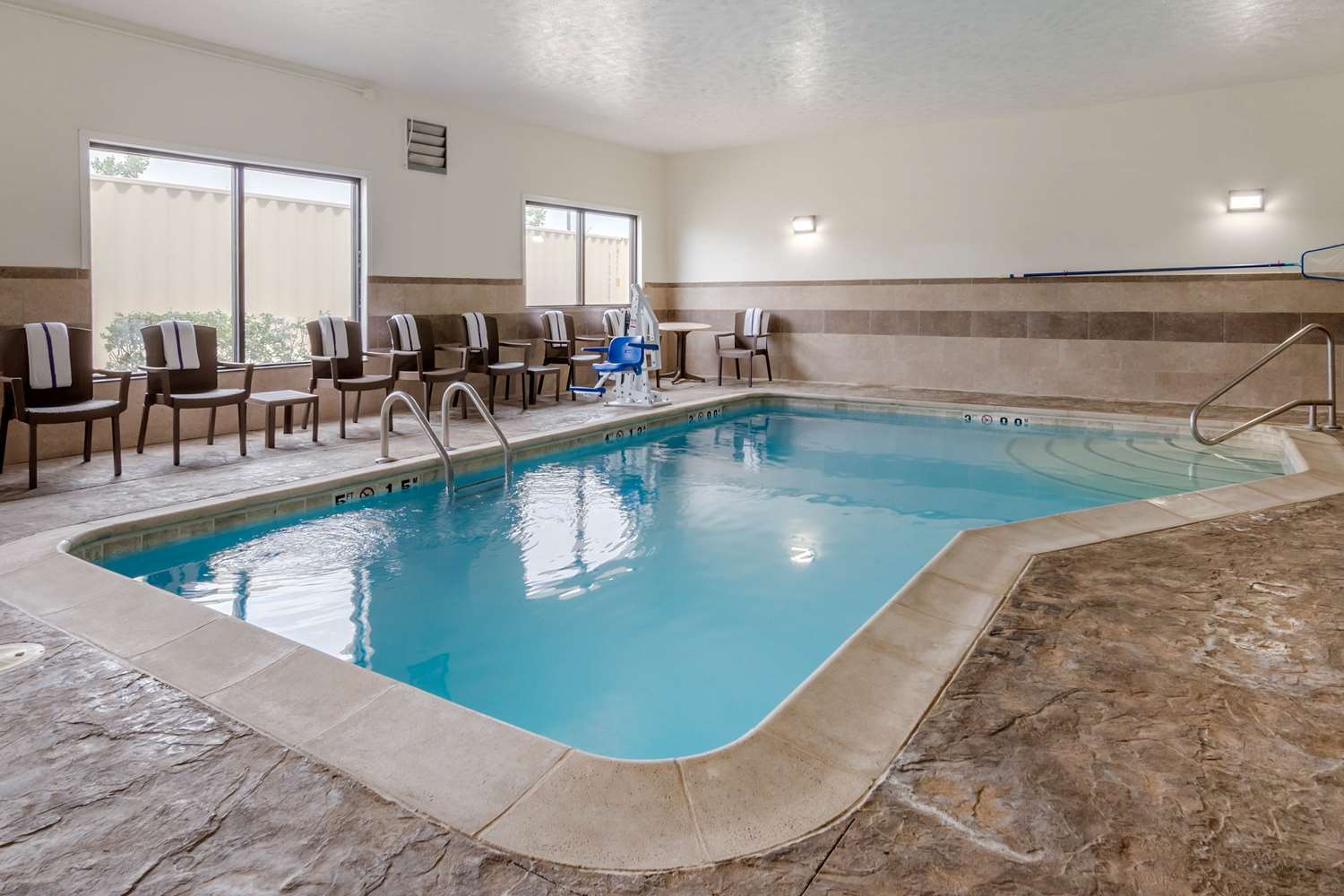 Comfort Suites Speedway - Kansas City 5/15