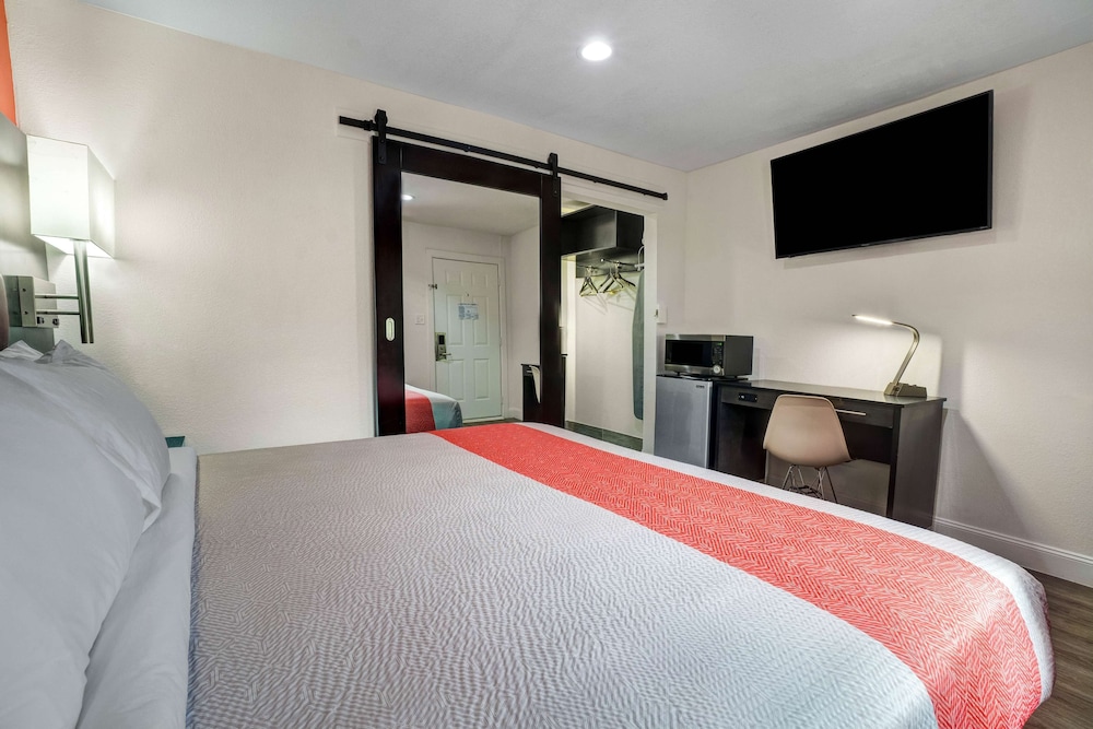 Motel6 Bellville, OH - Mid-Ohio 14/49