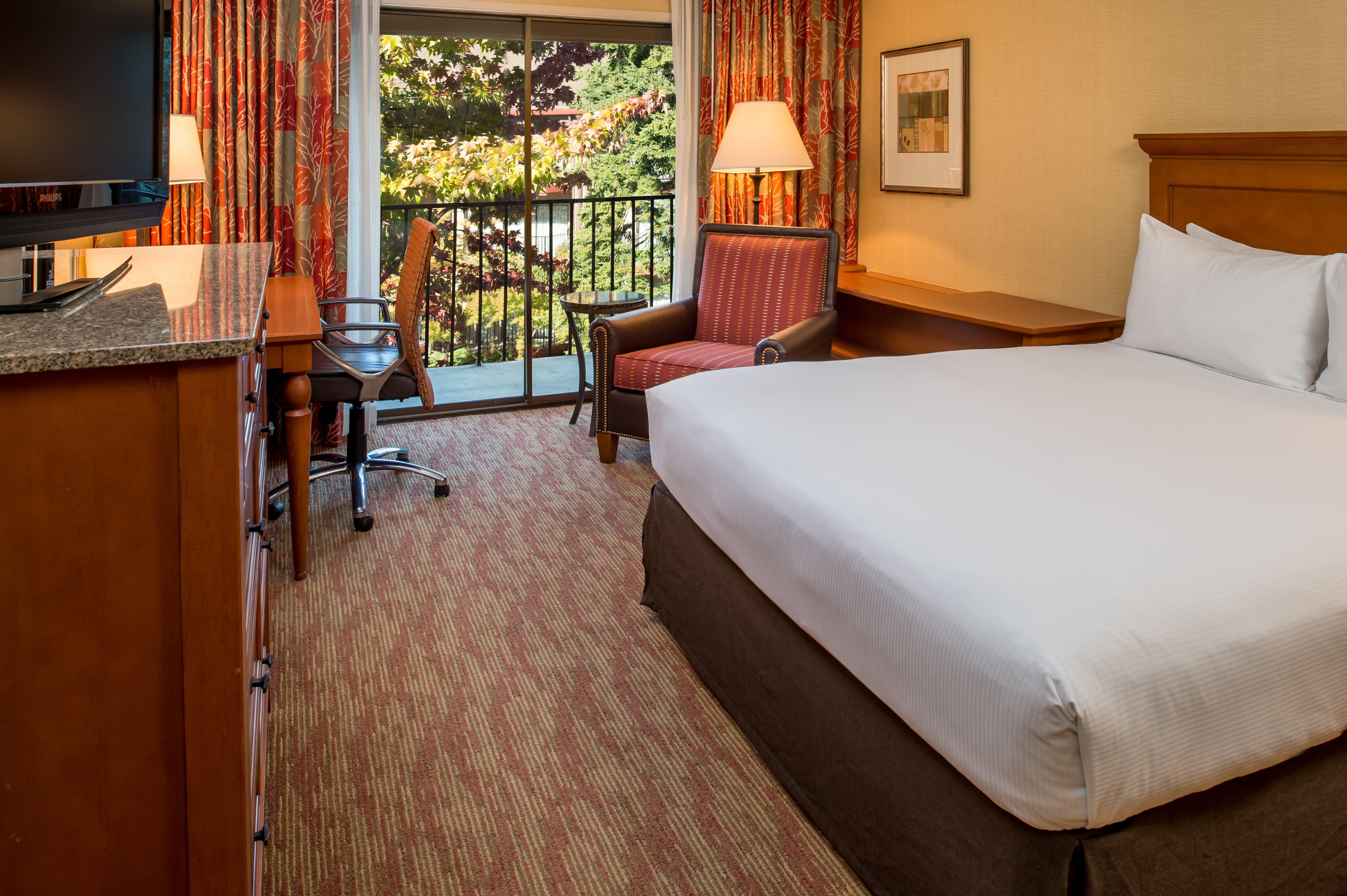 غرفة بسرير كوين بشرفة، Doubletree By Hilton Hotel Seattle Airport 2/3