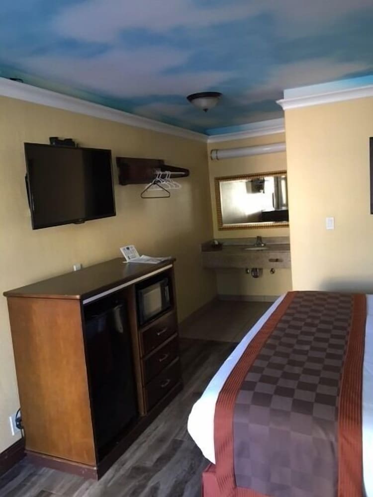 Hollywood Palms Inns & Suites 39/56