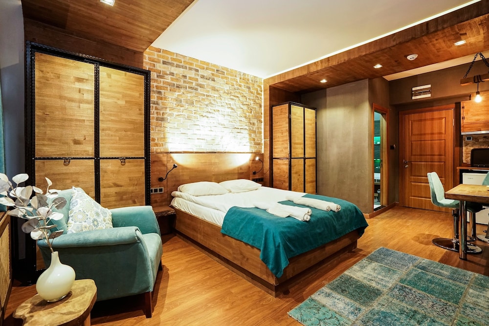 EXECUTIVE, SUITE, JETTED TUB