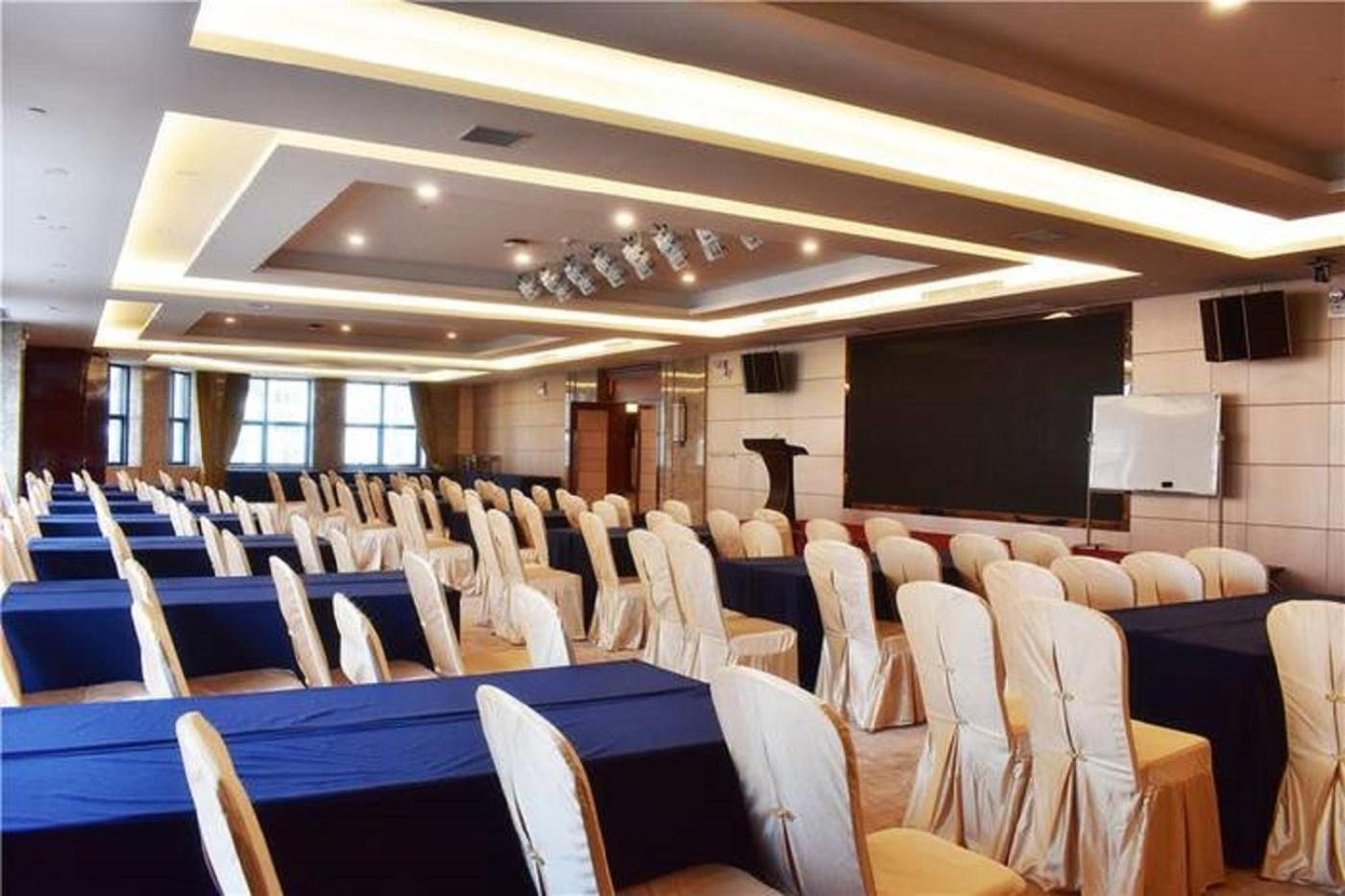 Xinjunyue Hotel 39/47