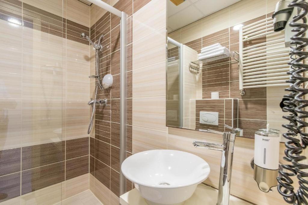 غرفة ثلاثية، Hotel Port 5/7