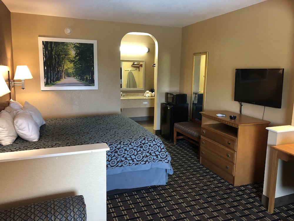 Days Inn By Wyndham Columbus 34/54