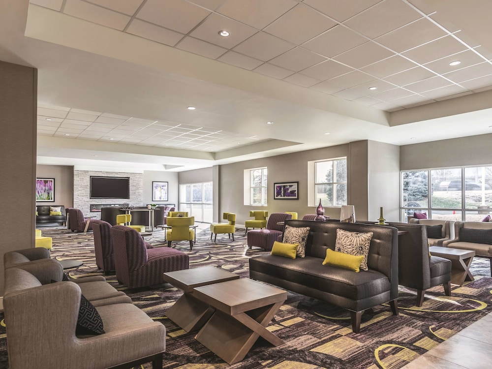 La Quinta Inn & Suites by Wyndham Cincinnati Sharonville 27/45