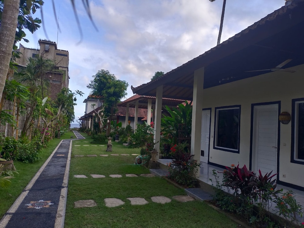 Utama Villas Beach Front Candidasa 32/38
