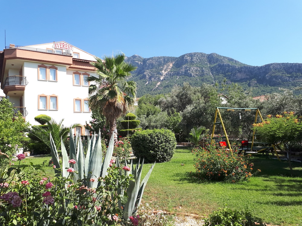 Everest Apart Hotel 40/55