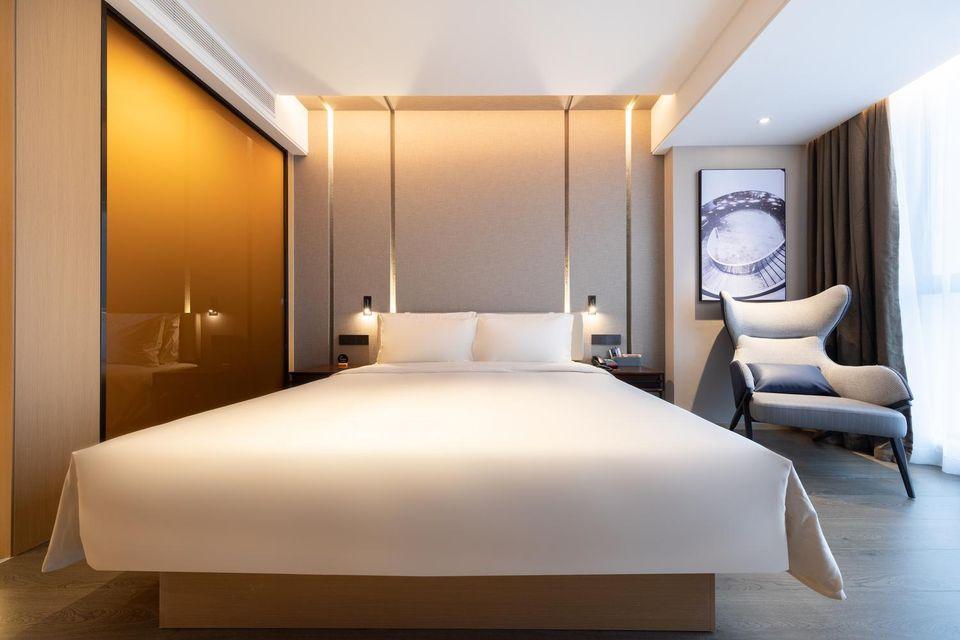 Elegant, Queen Bed