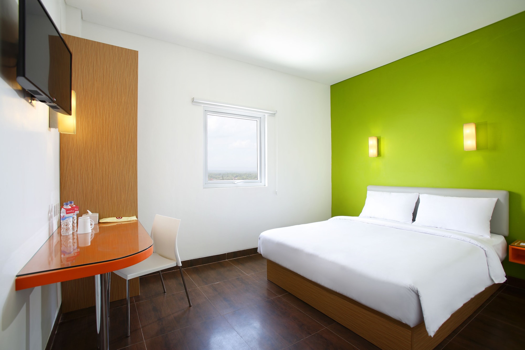 Smart, Hollywood, Queen Bed