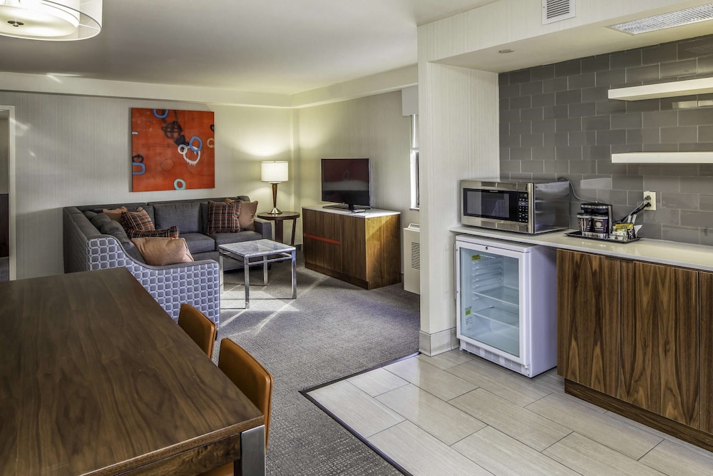 DoubleTree by Hilton Hotel & Suites Pittsburgh Downtown 61/81