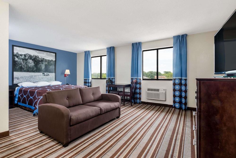 Super 8 by Wyndham Columbus IN 24/33