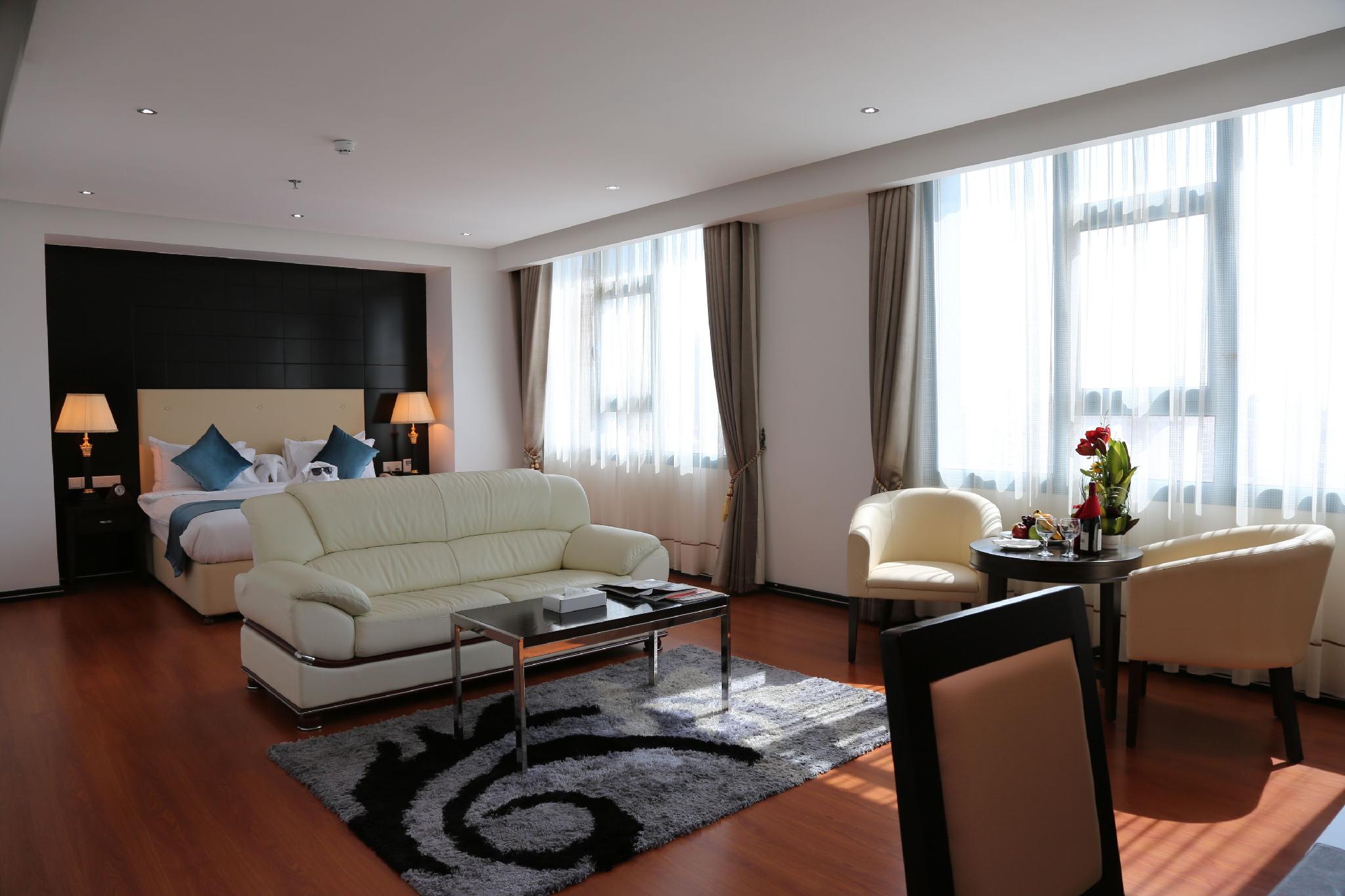 DELUXE ROOM.